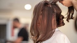 हवाई जहाज से बाल कटाने विदेश जाती है यह महिला, वजह जान रह जाएंगे दंग