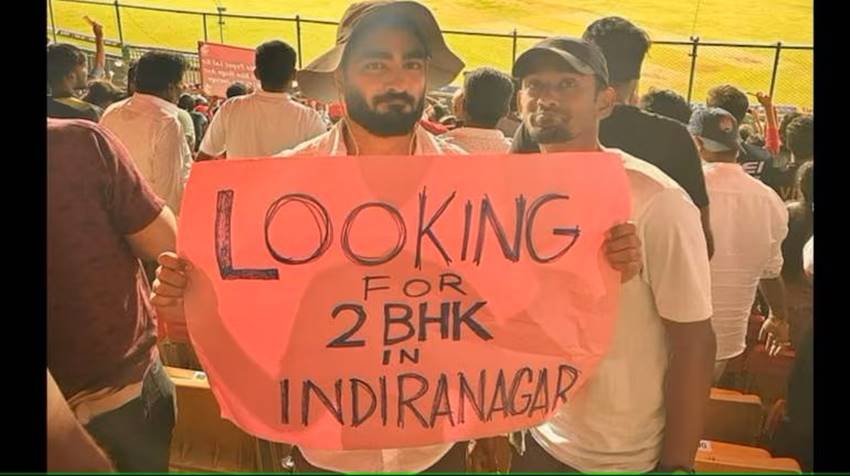 बेंगलुरू में एक शख्स अपने लिए स्टेडियम में कुछ यूं कमरा तलाशता दिखा।