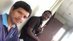 इंडियन लड़के ने विदेशी दोस्त को खैनी खाना सिखा दिया, वायरल ट्वीट पर लोगों ने ली मौज