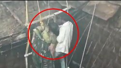 कूएं में गिरी महिला को ऊपर तक खींचा लेकिन अचानक टूट गई रस्सी, इंदौर रेस्क्यू ऑपरेशन का वीडियो देख भड़क उठे लोग