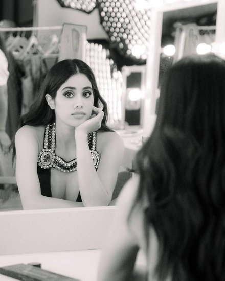 Exposing queen Janhvi Kapoor