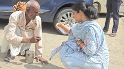 बुजुर्ग की फ़रियाद सुनने के लिए जमीन पर बैठ गई महिला IAS, वायरल तस्वीर पर आ रहे ऐसे कमेंट्स