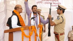 Khesari Lal Yadav का छाया दबंग अंदाज, सभा में बंदूक लेकर पहुंचे एक्टर, तो घबरा गए ‘मुख्यमंत्री’!