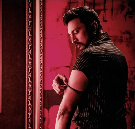 कन्नड़ एक्टर किच्चा सुदीप ने कन्नड़ सिनेमा के साथ तमिल, तेलुगू और हिंदी में भी अपने अभिनय का लोहा मनवाया है। उन्होंने एक्टिंग के अलावा डायरेक्शन, सिंगिंग और स्क्रीन राइटिंग में भी हाथ आजमाया है। (Source: @kichchasudeepa/instagram)