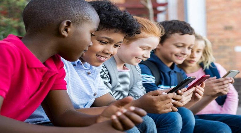 Dunia Mere Aage | Mobile | children