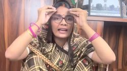 पेशाब काण्ड पर कटाक्ष कर फंसी नेहा सिंह राठौर! दर्ज़ हुई FIR, संघ की ड्रेस पहने शख्स का मीम किया था शेयर