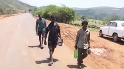 नहीं दिये पैसे तो पैदल घर जाने को मजबूर हुए मजदूर, भूखे प्यासे चले 1000 किलोमीटर, लोग बोले- अमृतकाल यही है क्या?