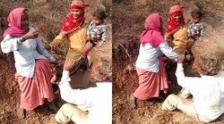 बुजुर्ग महिला ने फूल लेकर कहा ‘I Love You’ तो पति ने जड़ दिया ‘थप्पड़’; वायरल हो रहा वीडियो