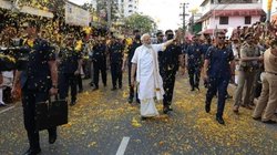 कोच्चि में पीएम नरेंद्र मोदी पर बरसाए गए फूल, लोग करने लगे ऐसे सवाल