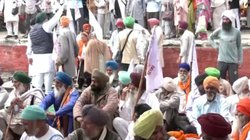 पंजाब के गुरदासपुर में किसानों ने रेलवे ट्रैक को किया जाम, केंद्र और मान सरकार पर वादाखिलाफी का आरोप