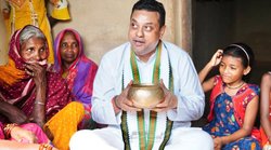 आदिवासी के घर खाना खाते संबित पात्रा की फोटो हो रही वायरल, सोशल मीडिया पर लोगों ने कर दिया ट्रोल