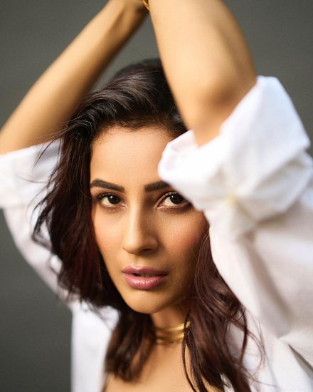 kkbkkj actress shehnaaz gill wear golden dress 