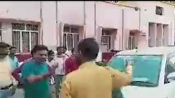 भाजपा से हूं, खौफ खाते हैं लोग- गाड़ी साइड करने को कहा तो एंबुलेंस के ड्राईवर से उलझ गया भाजपा नेता, मरीज की मौत