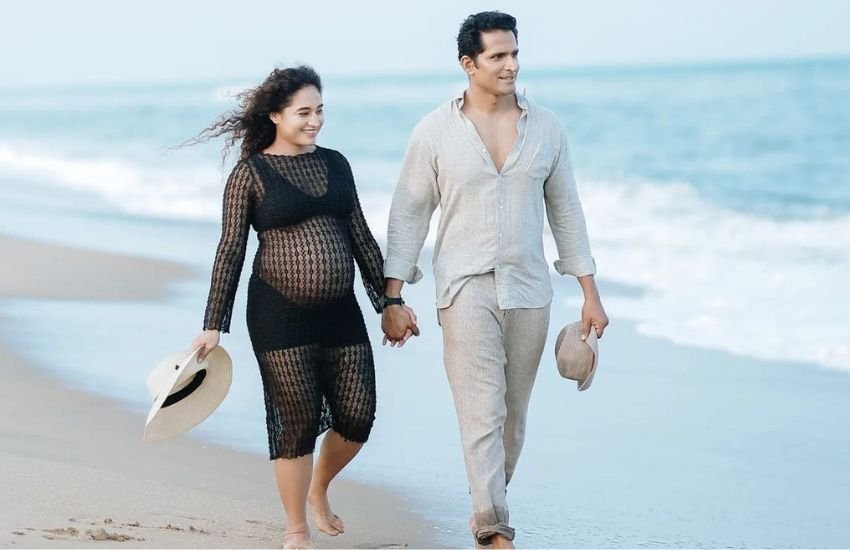 Pregnant South Actress Gets Romantic With husband