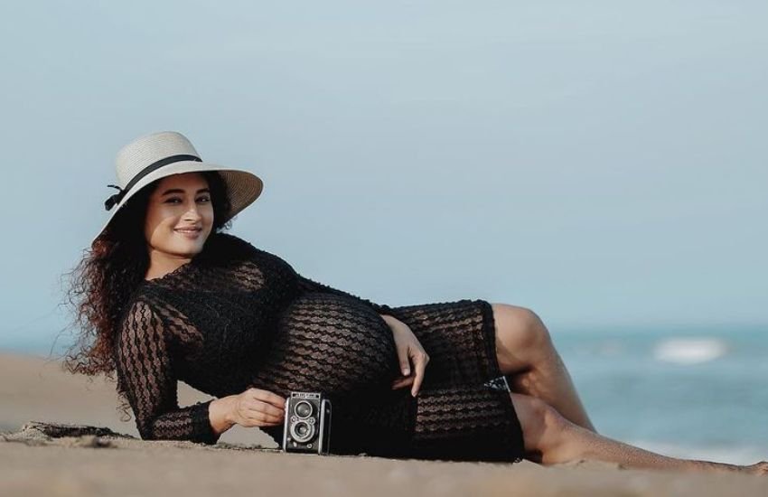Pregnant South Actress Gets Romantic With husband