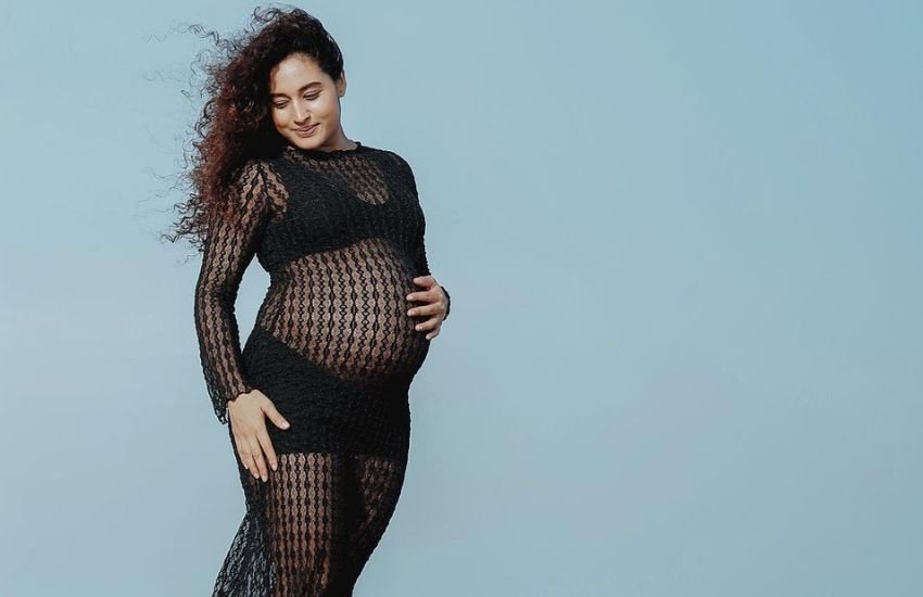 Pregnant South Actress Gets Romantic With husband