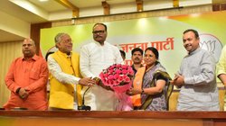 UP Nikay Chunav 2023: यूपी निकाय चुनाव से पहले अखिलेश को तगड़ा झटका, सपा की मेयर प्रत्याशी अर्चना वर्मा भाजपा में शामिल