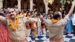 कृष्ण की भक्ति में लीन दरोगा ने मंदिर में किया डांस, वीडियो वायरल