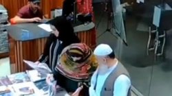 कपड़े चुराता कैमरे में कैद हुआ परिवार, लोग बोले- रमजान में ऐसी हरकत कौन करता है भला?