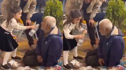 सड़क पर बैठे बुजुर्ग को पानी पिलाती दिखी छोटी बच्ची, यह प्यारा वीडियो हुआ वायरल