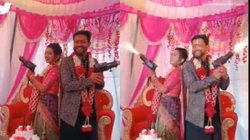 स्पार्कल गन के साथ नवविवाहित जोड़ा कर रहा था स्टंट, बाल-बाल बची दुल्हन; वायरल हो रहा वीडियो