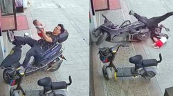 बाइक पर लेटकर बच्चे के साथ खेल रहा था पिता, अचानक गिरा लेकिन बच्चे को नहीं आई एक भी खरोंच; देखिए वीडियो