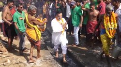 पुरी में देवी पूजा में शामिल हुए संबित पात्रा, कोयले पर दौड़ने का वीडियो वायरल; आ रहे ऐसे रिएक्शन