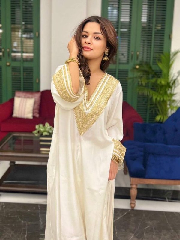 AVNEET KAUR DESI FITOOR