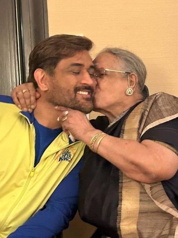 MS DHONI FAN MEETING