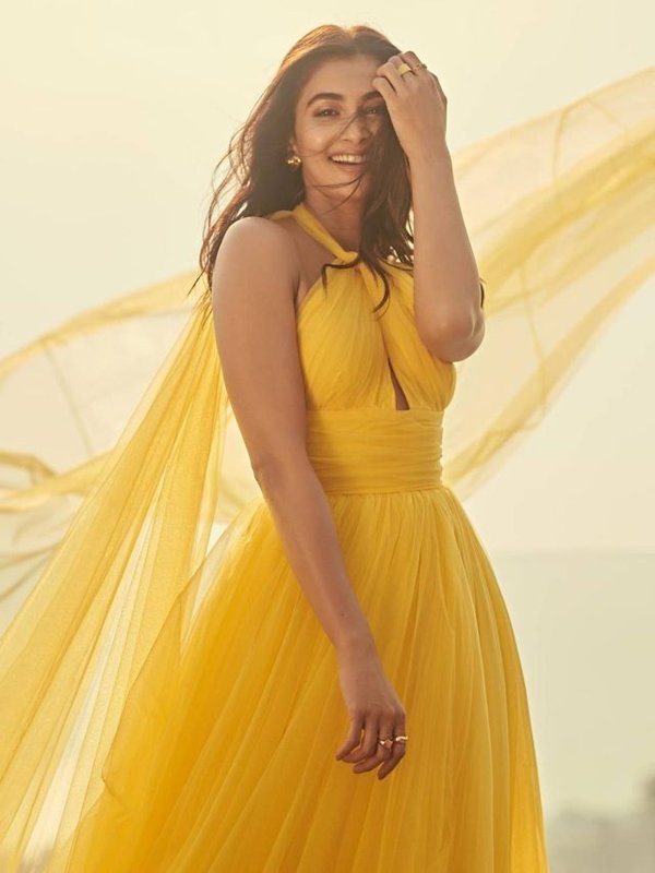 POOJA HEGDEB AND HER LOOKS