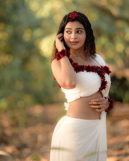 Dharsha Gupta viral pictures