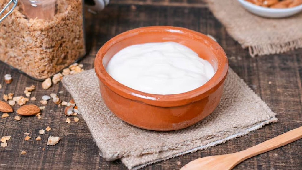 How to Make Curd, ऐसे घर में जमाएं दही, dahi jamane ka tarika