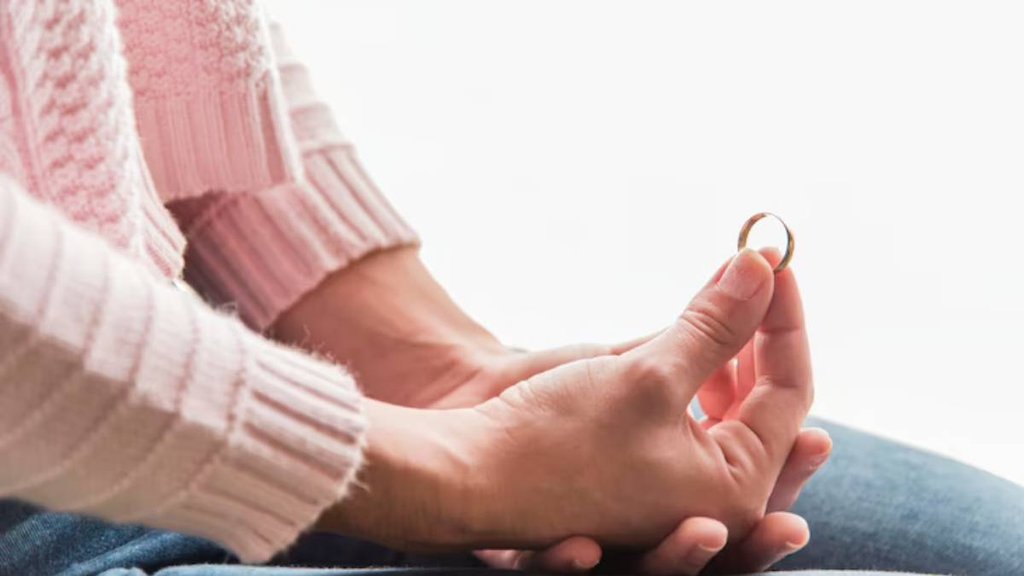 Iron Ring Side Effects, Iron Ring Magic , when to wear iron ring, shani iron ring, ये लोग न पहनें लोहे का छल्ला