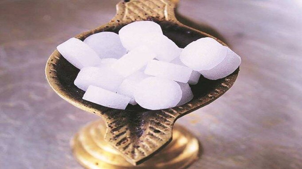 kapur ke fayde, kapur, camphor benefits, how to use camphor, uses of camphor, camphor uses in hindi,