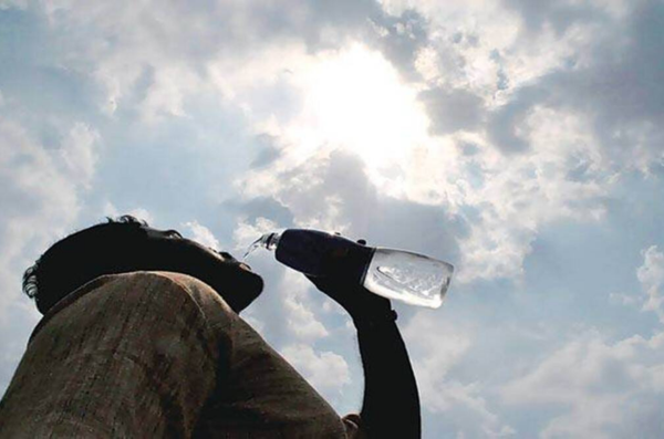 अप्रैल की शुरुआत से ही गर्मी का असर बढ़ गया है। मौसम में आए बदलाव के चलते हर कोई खुद को धूप से बचाने की कोशिश कर रहा है.