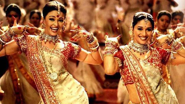 शाहरुख खान, माधुरी दीक्षित और ऐश्वर्या राय बच्चन अभिनीत फिल्म देवदास का गाना 'डोला रे डोला' हिट हुआ था। (स्रोत: स्क्रीन शॉट)