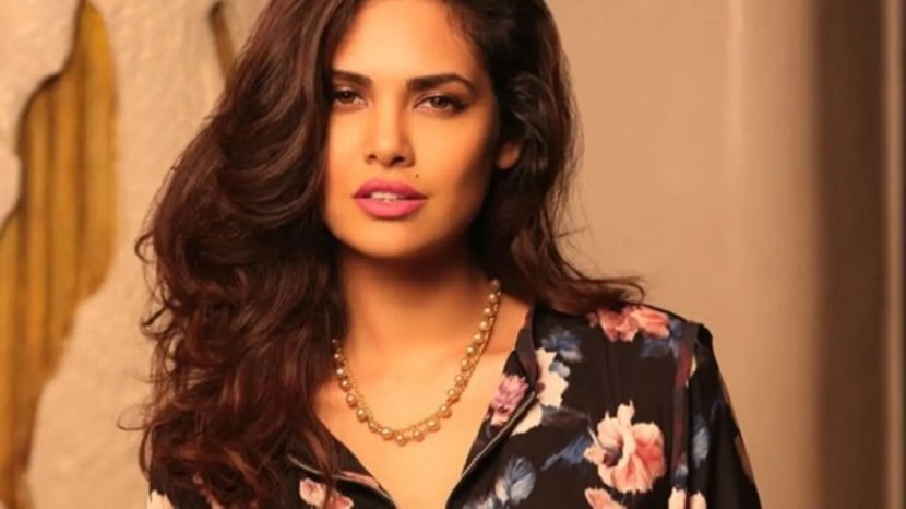 ईशा गुप्ता ने अपने एक इंटरव्यू में खुलासा किया है कि उन्हें उनके काले रंग की वजह से बचपन में काली मां कहा जाता था। (image: instagram)