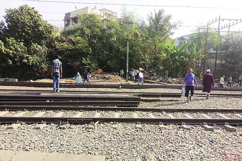कई पटरियां एक-दूसरे को काटती रहती हैं और ट्रेन उसी के अनुसार अपना रास्ता बनाती है।