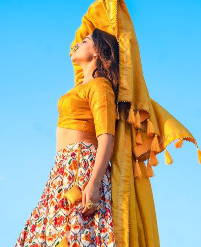 सोनाली कुलकर्णी सोशल मीडिया पर अपडेट्स शेयर कर फैन्स से जुड़ी रहती हैं।