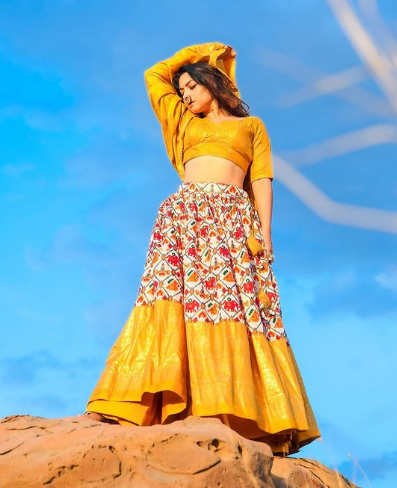 सोनाली कुलकर्णी ने हाल ही में अपनी कुछ नई तस्वीरें सोशल मीडिया पर शेयर की हैं।