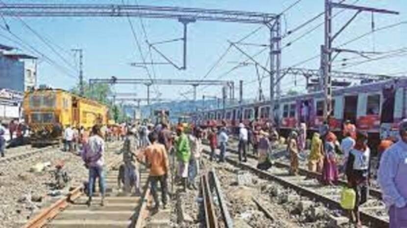 चारों दिशाओं से आने वाले इन ट्रैकों पर अलग-अलग रेलवे ट्रैक हैं। पूर्व में गोंदिया से हावड़ा-राउरकेला-रायपुर मार्ग है। यहां दक्षिण भारत से एक ट्रैक आता है।