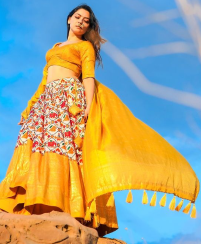 घड़े सहित पूरा सुनहरा रंग लिया गया है।