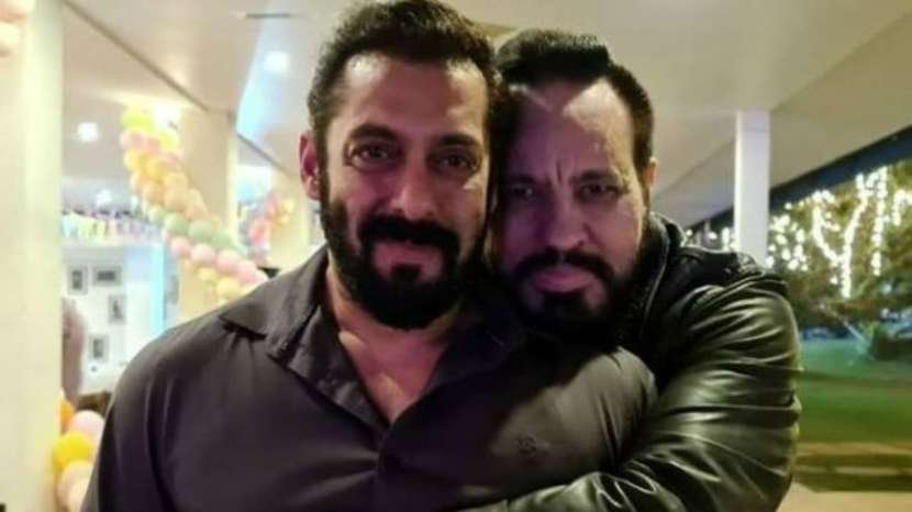 मैं कभी भी भाईजान के पीछे नहीं खड़ा होता। इसलिए हमेशा उसके सामने खड़ा रहता है। उसने यह भी कहा कि उस पर जो मुसीबत आएगी, मैं उठा लूंगा।