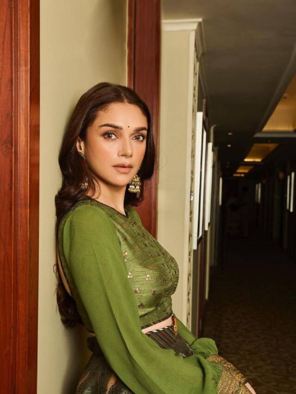 अदिति राव हैदरी स्कर्ट टॉप प्राइस