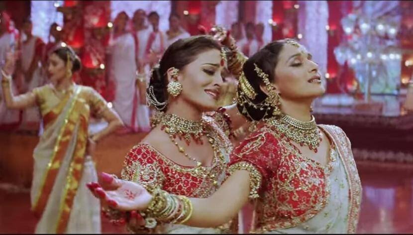 फिल्म के डायरेक्टर संजय लीला भंसाली ने इस गाने के लिए भव्य सेट का इंतजाम किया था ( (स्रोत: स्क्रीन शॉट)