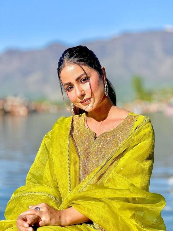 हिना खान कश्मीर छुट्टी