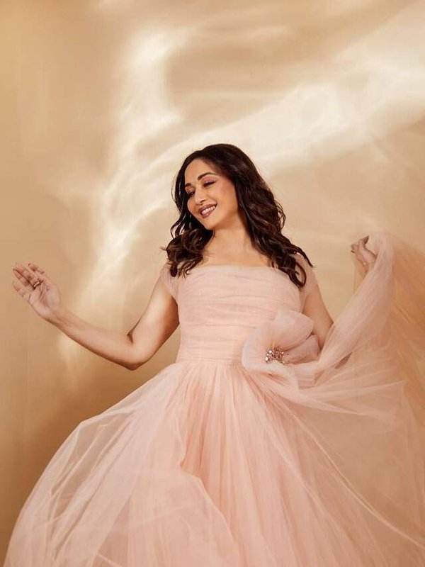 माधुरी दीक्षित गाउन फोटोशूट