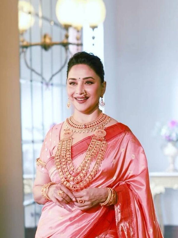 माधुरी दीक्षित पैठानी साड़ी वीडियो