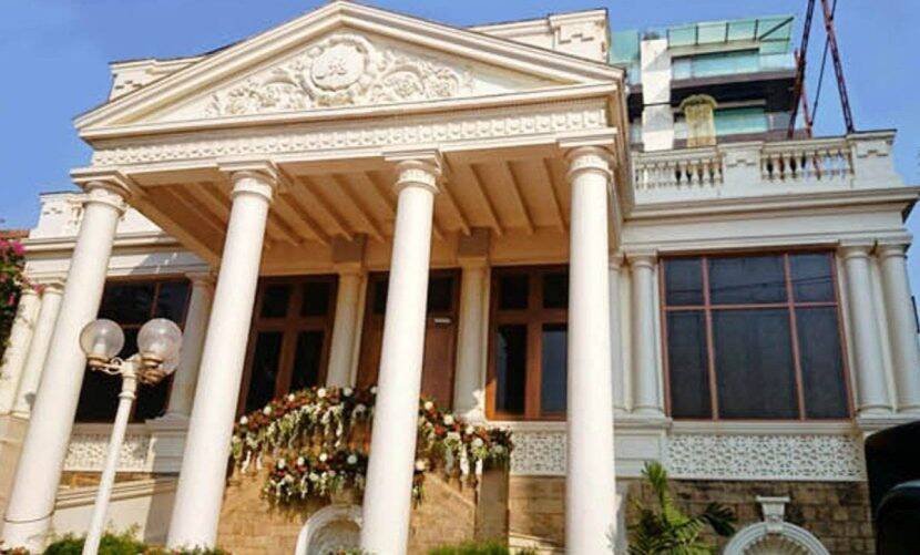 शाहरुख का मुंबई के बांद्रा वेस्ट में बैंडस्टैंड के पास मन्नत नाम का बंगला है।