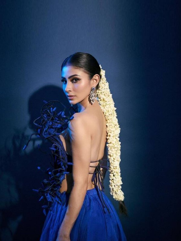 मौनी रॉय ब्लू डिजाइनर ड्रेस